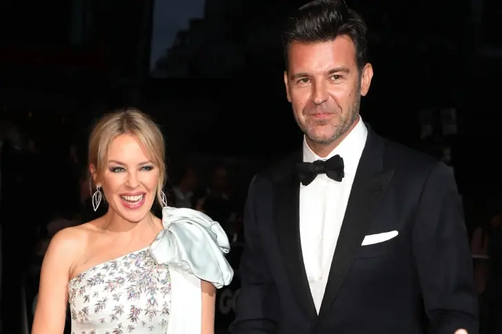 KYLIE MINOGUE ET PAUL SOLOMONS