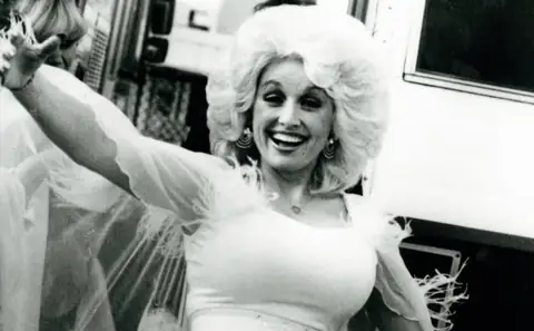Fans Hail Dolly Parton as “the Most Glamorous Country Icon” After Stunning Throwback