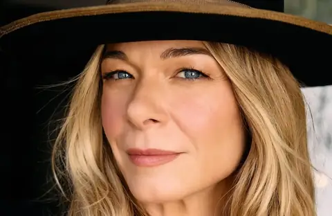 LeAnn Rimes’ Teeth Fell Out Mid-Song During a Concert!