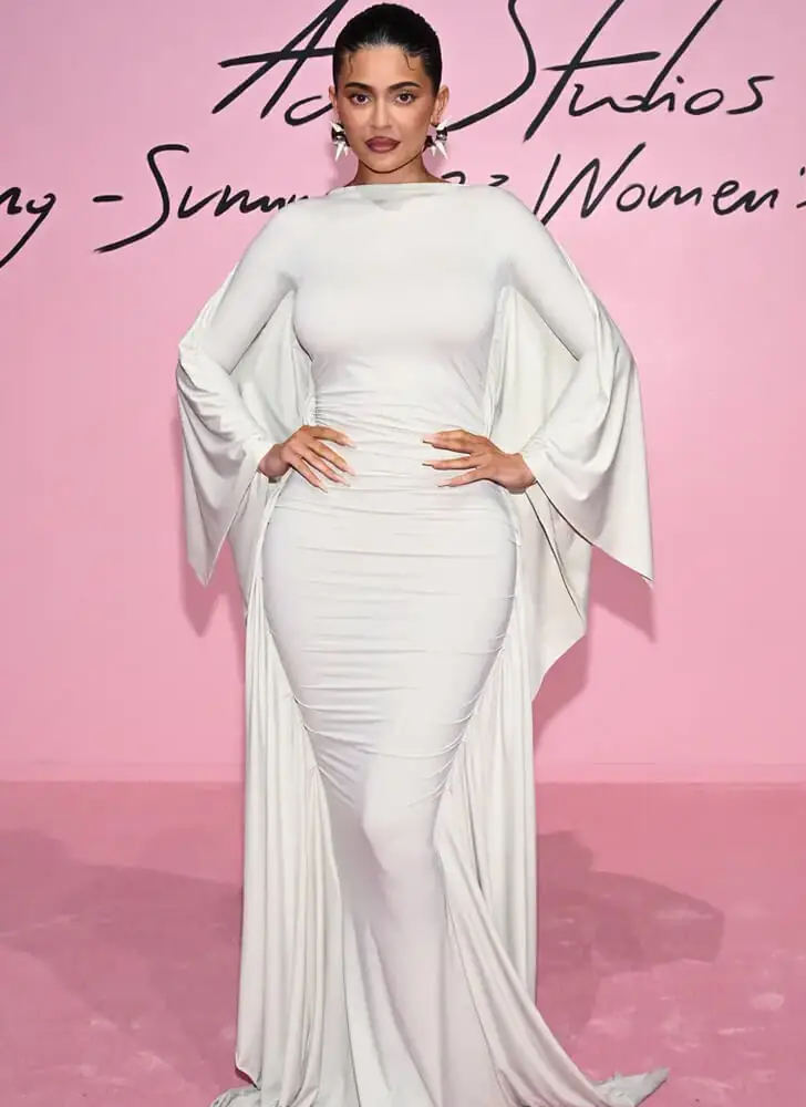 Kylie Jenner – 5’6″ -139 lbs